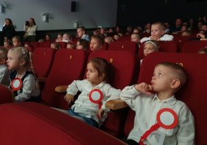 Dzieci oglądają uroczystość przygotowaną przez starszaków z okazji Święta Niepodległości.