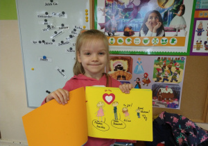 dziewczynka pokazuje wykonaną przez siebie ilustrację