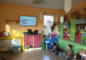 przedszkolaki oglądają film o prawach dziecka