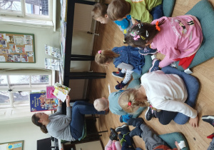 Dzieci słuchają opowiadania o właściwym zachowaniu w bibliotece.