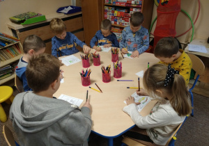 dzieci kolorują kartki świąteczne