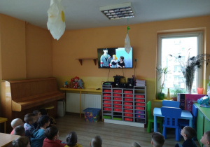 dzieci oglągają bajkę o Powstaniu Warszawskim