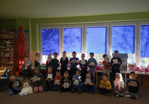 dzieci prezentuja wykonane kartki świąteczne