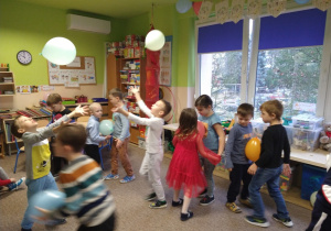 tańce w parach z balonami