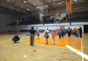 Dzieci uczestniczą w zabawach z pluszowymi misiami.