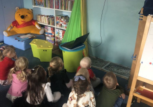 Dzieci oglądają program edukacyjny
