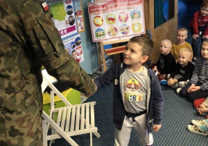 Chłopiec wita żołnierza