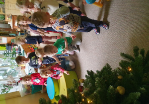 Dzieci odkryły prezent ukryty pod choinką.