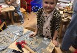 Dzieci wykonują ozdoby z gliny