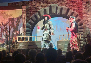 Aktorzy na scenie odgrywają rolę Kapitana Haka i pirata
