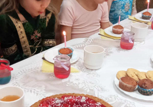 Dzieci dmuchają świeczki
