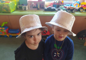 Sonia i Hania w kapeluszach.