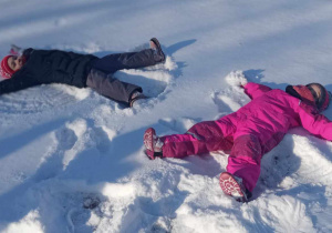 Zabawy na śniegu w ogrodzie przedszkolnym