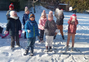 Zabawy na śniegu w ogrodzie przedszkolnym