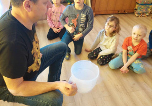 Chemik pokazuje dzieciom naczynie z azotem