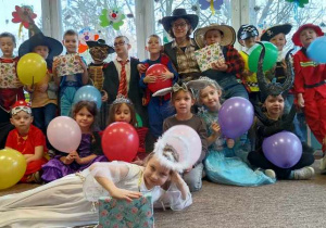 wspólne zdjęcie całej grupy- dzieci mają w dłoniach balony i prezenty