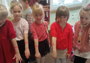Dzieci pokazują tatuaże