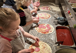dzieci przygotowują pizzę