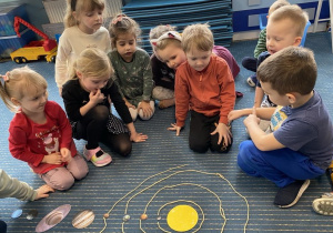 Dzieci bawią się w kosmos
