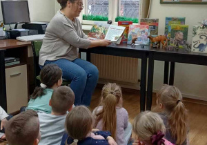 Pani Bibliotekarka czyta dzieciom opowiadanie