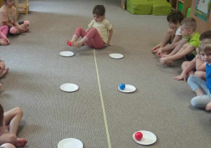 Dzieci podczas zajęć rozwijających koordynację wzrokowo - ruchową