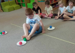 Dzieci podczas zajęć rozwijających koordynację wzrokowo - ruchową