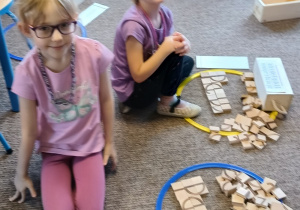 dzieci układają wyrazy z klocków