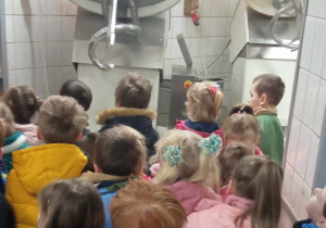 Dzieci zwiedzają piekarnię.