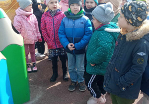 Dzieci przy pojemnikach do segregacji śmieci
