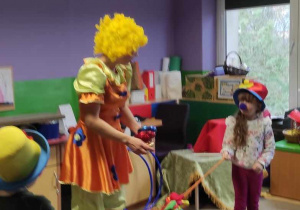 dzieci uczestniczą w cyrkowych pokazach.
