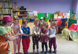 Wąż - cyrkowe sztuczki z udziałem dzieci.