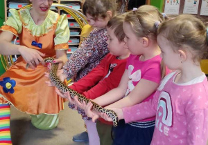 Wąż - cyrkowe pokazy z udziałem dzieci.
