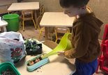 Zakładanie "wiosennego kącika" w sali przedszkolnej