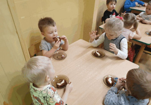 Dzieci degustują wielkanocną babkę.
