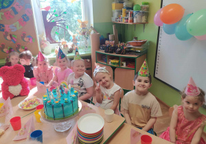 Dzieci przy urodzinowym stole.