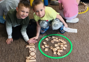 Dzieci układają wyrazy z poznanych liter