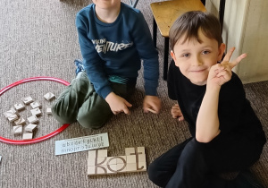 Dzieci układają wyrazy z poznanych liter