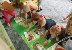 Dzieci wybierają ilustracje zwierząt mieszkających na wsi.