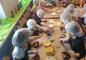 Dzieci przygotowują czekoladę