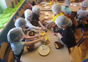 Dzieci przygotowują czekoladę