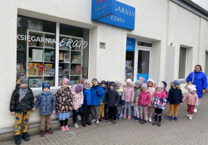 Dzieci stoją przed księgarnią