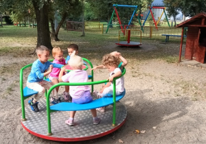 przedszkolaki na karuzeli