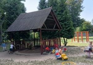 dzieci bawią się na placu zabaw