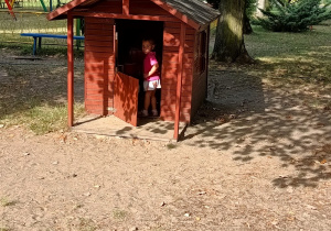 dziewczynka w domu w ogrodzie