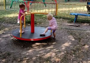 dziewczynki na karuzeli