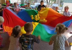 zabawy z chustą animacyjną
