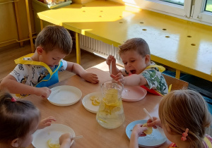przedszkolaki kroją plasterki cytryny
