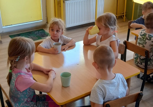 dzieci piją lemoniadę