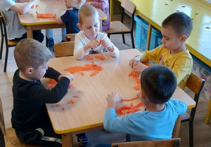 przedszkolaki wydzierają kawałki bibuły