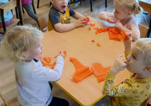 przedszkolaki wydzierają kawałki bibuły